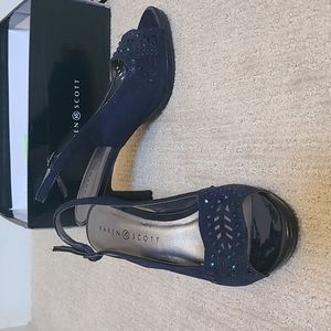 KAREN SCOTT Womens Navy Adjustable Pumps Padded Rhinestone Perforated Brooke Rou